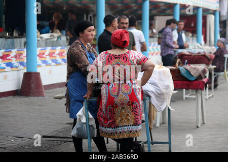 Vita quotidiana a Chorsu Bazaar a Tashkent Foto Stock