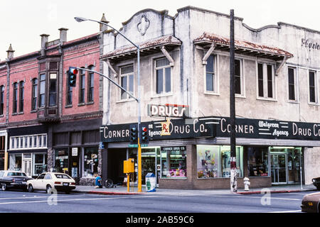 Bosco, California, Stati Uniti d'America - Aprile 1987: vista Vintage di angolo Drug Store al 1° e la strada principale del centro storico di bosco. Foto Stock