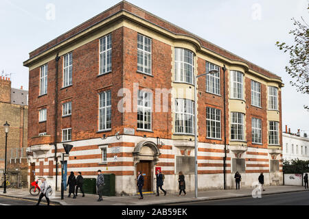 South Kensington, Londra. 49 Pelham Street è stato costruito come un elettricità sub-stazione di metropolitana in 1904, con i piani superiori aggiunto nel 1920 Foto Stock