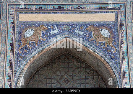 Tiger dettaglio mosaico su Sher-Dor Madrasah in Samarcanda Foto Stock