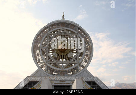 Alem centro culturale e di intrattenimento ad Ashgabat contenente i mondi più alto indoor ruota panoramica Ferris Foto Stock