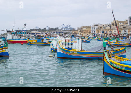 Marsaxlokk è un pittoresco porto di pesca sull'isola di Malta. Foto Stock