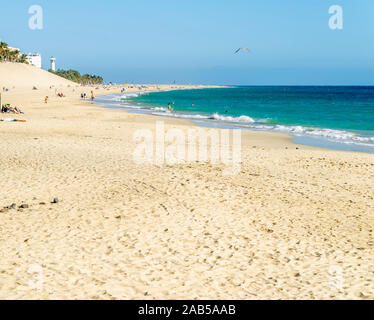 La spiaggia di Morro Jable Fuerteventura su una bella giornata di sole, Isole Canarie, Spagna Foto Stock