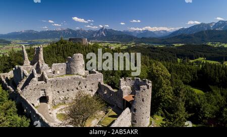 Vista sulle rovine del castello Hohenfreyberg e Eisenberg ad est, in background nel mezzo del Säuling (2047 m), con il pulsante destro del lago Weißensee ne Foto Stock