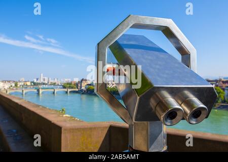 Telescopio oltre il Fiume Reno e la città di Basilea in una giornata di sole in Svizzera. Foto Stock