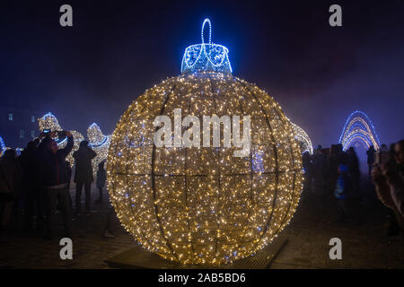 Magdeburg, Germania. 25 Nov, 2019. Centinaia di visitatori a piedi attraverso la piazza della cattedrale tra installazioni luminose con Natale motivi. Le sculture di luce sono parte del Magdeburger Lichterwelt, che era stato aperto in serata e sarà in vista fino al 02 febbraio 2020. Credito: Klaus-Dietmar Gabbert/dpa-Zentralbild/dpa/Alamy Live News Foto Stock