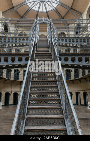 Ala Est a Kilmainham Gaol Museum con scala in metallo e il design moderno, Dublino, Irlanda Foto Stock