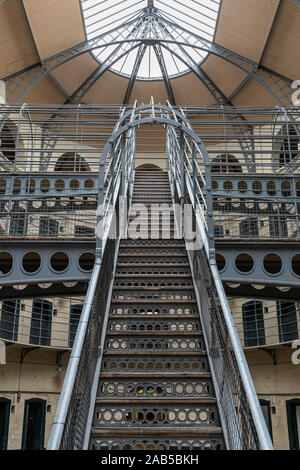 Ala Est a Kilmainham Gaol Museum con scala in metallo e il design moderno, Dublino, Irlanda Foto Stock