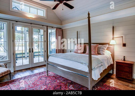 Bella camera da letto di lusso con vista sul mare e sul fiume. Foto Stock