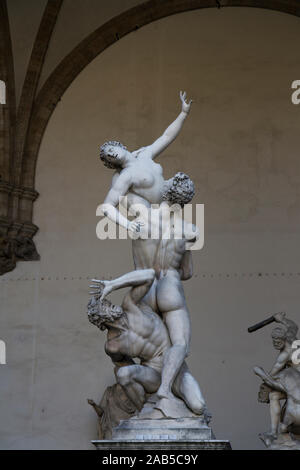 Firenze la culla del Rinascimento: la statua "Il Ratto delle Sabine' dal Giambologna nella splendida Loggia dei Lanzi. Foto Stock