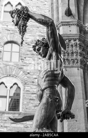 Firenze la culla del Rinascimento: la statua "Perseo, un capolavoro in bronzo di Benvenuto Cellini nella splendida Loggia dei Lanzi. Foto Stock