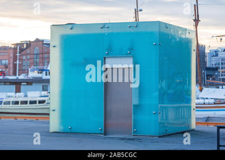 Cabina di vetro wc pubblico al porto di Oslo Foto Stock