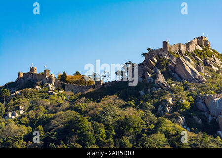 Castello moresco visto da Regaleira nel Palazzo di Sintra, Portogallo. Foto Stock