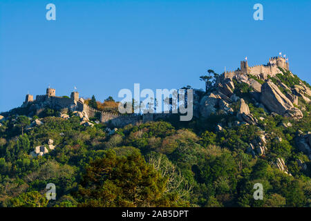 Castello moresco visto da Regaleira nel Palazzo di Sintra, Portogallo. Foto Stock