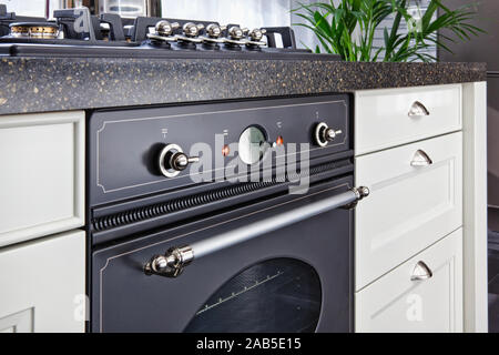 Moderno forno elettrico integrato nella cucina Foto Stock