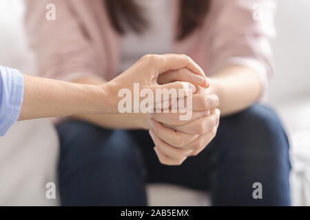 Chiusura del terapeuta donna di toccare le mani del paziente Foto Stock