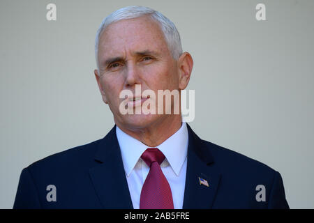 Novembre 25, 2019, Washington, Distretto di Columbia, Stati Uniti d'America: Vice Presidente Mike Pence partecipa ad un evento introduzione di Conan, l'esercito degli Stati Uniti cane che assistita nel raid che ha ucciso il leader di ISIS Abu Bakr al-Baghdadi, nel Giardino delle Rose della Casa Bianca. Credito: Erin Scott / CNP (credito Immagine: © Erin Scott/CNP via ZUMA filo) Foto Stock