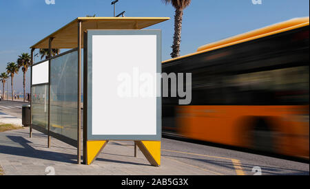 Fermata bus con vuoto affissioni, con sfocate bus di movimento Foto Stock