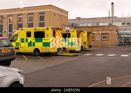 Le ambulanze al di fuori di emergenza e di intervento in caso di incidenti a Southend University Hospital. Southend, Essex, Regno Unito Foto Stock