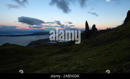 Il vecchio uomo di Storr fotografata al blue ora.Stagliano pinnacolo di roccia e di post-incandescenza arancione sul cielo nuvoloso.paesaggi mozzafiato sull isola di Skye,Scozia. Foto Stock