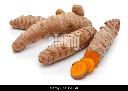 La curcuma fresca con fette isolati su sfondo bianco Foto Stock