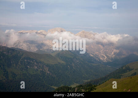 Nube che scorre sulle pareti della scogliera del Gruppo Rosengarten visto dalle pendici del Plattkofel Val Gardena Dolomiti Alto Adige Italia Foto Stock