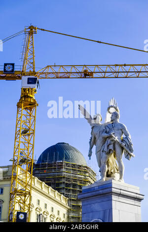 La scultura in marmo di fronte Palazzo di Berlino, Berlino, Germania Foto Stock