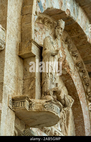 Facciata di Santa Maria della Purificazione cattedrale, i dettagli delle decorazioni architettoniche. Termoli, Molise, Italia. Foto Stock