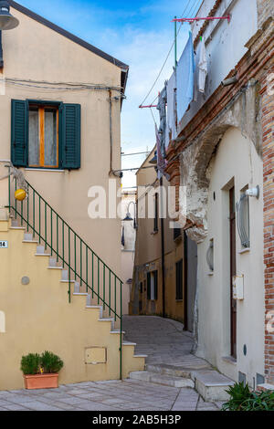 Stretto Vicolo nel centro storico di Termoli, Molise Foto Stock