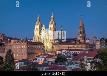 Santiago de Compostela, Spagna. Vista del duomo illuminato al crepuscolo Foto Stock