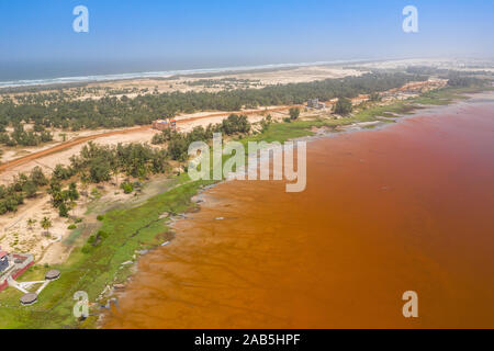Vista aerea del Lago Rosa Retba o Lac Rose in Senegal. Foto realizzate da fuco dal di sopra. Africa paesaggio naturale. Foto Stock