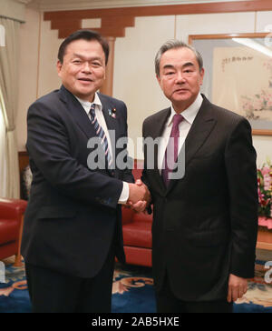 Tokyo, Giappone. 25 Nov, 2019. Cinese il consigliere di Stato e Ministro degli Esteri Wang Yi (R) si riunisce con il Giappone del Land e il ministro dei Trasporti Kazuyoshi Akaba in Tokyo, Giappone, su nov. 25, 2019. Credito: Du Natalino/Xinhua/Alamy Live News Foto Stock