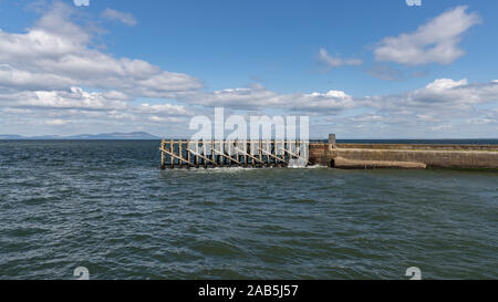 Alla fine del molo a Maryport, Cumbria, England, Regno Unito Foto Stock