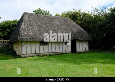 19 AGO 2018: Ryedale Folk Museum, Hutton Le Hole, North Yorkshire, Regno Unito. Crofters cottage adagiati in un lussureggiante prato verde, supportati da alberi. Foto Stock