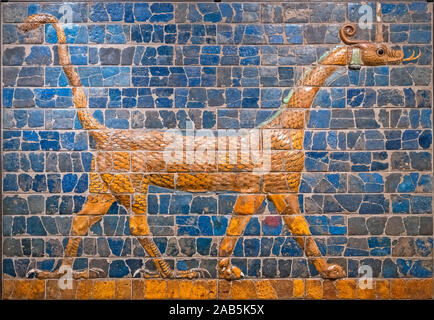 Mushhushshu babilonese-drago, simbolo del dio Marduk, 604 - 562 BC, terracotta invetriata e stampati mattone. Il drago di estensione è stato una parte della decorazione del Ishtar Gate nella antica città di Babilonia. Foto Stock