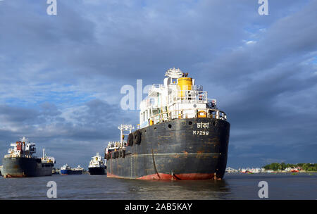 Nave in fiume Karnaphuli, Chittagong, Bangladesh. Luglio 1, 2012. Foto Stock