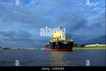 Nave in fiume Karnaphuli, Chittagong, Bangladesh. Luglio 1, 2012. Foto Stock