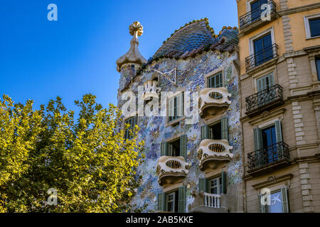 Barcellona, Spagna - 24 agosto 2019: Casa Batlló è un lavoro progettato dal famoso architetto catalano Antoni Gaudí nel 1904 e completato nel 1907. Foto Stock