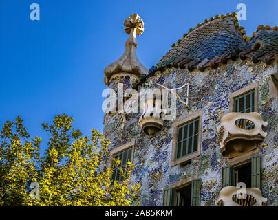 Barcellona, Spagna - 24 agosto 2019: Casa Batlló è un lavoro progettato dal famoso architetto catalano Antoni Gaudí nel 1904 e completato nel 1907. Foto Stock