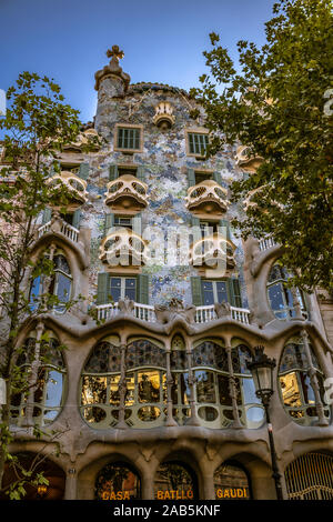 Barcellona, Spagna - 24 agosto 2019: Casa Batlló è un lavoro progettato dal famoso architetto catalano Antoni Gaudí nel 1904 e completato nel 1907. Foto Stock