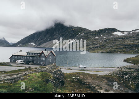 Djupvatnet, Norvegia - Agosto 2017: vista su Djupvasshytta hotel, lago e moutains sul giorno nuvoloso. Foto Stock