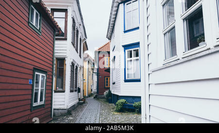 Bergen, Norvegia - Agosto 2017: traiditional Norwegian case di legno con strada stretta tra Foto Stock