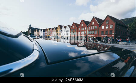 Bergen, Norvegia - Agosto 2017: vecchia Bryggen case di città riflessione nel retro vettura. Foto Stock