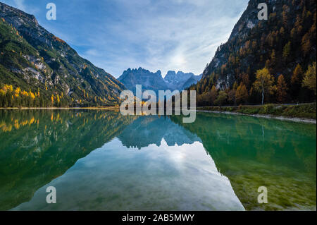 Autunno del tranquillo lago alpino Durrensee o Lago di Landro. Snow-capped Cristallo Rocky Mountain gruppo dietro, Dolomiti, Italia, Europa. Il pittoresco tra Foto Stock