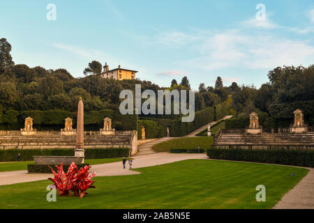 L'Anfiteatro in Giardini di Boboli di Palazzo Pitti con una temporanea installazione di Tony Cragg intitolato " La natura industriale", Firenze, Toscana, Italia Foto Stock