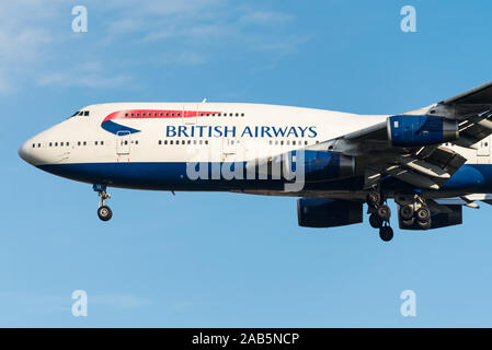 Un British Airways Boeing 747-400 quattro motore aereo di linea, noto come il jumbo jet, avvicinando Londra Heathrow dopo un lungo volo. Foto Stock