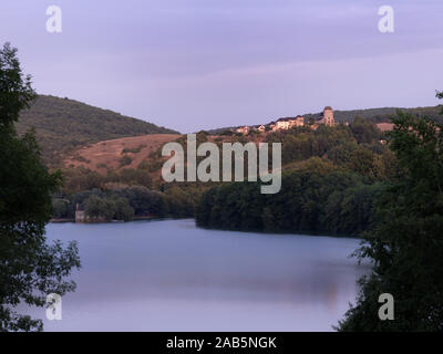 Guardare attraverso il Lac du Causse al crepuscolo Foto Stock