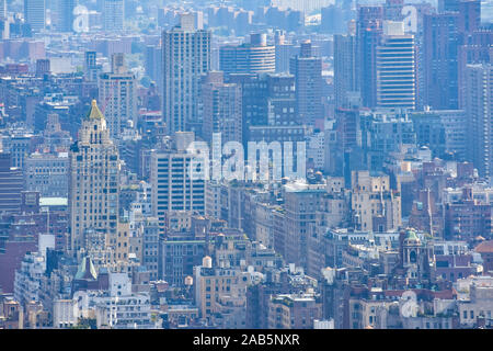 Visualizzazione compressa di edifici e inquinamento nebulosa. Concetto di città affollata e dell'inquinamento. New York, Stati Uniti d'America. Foto Stock