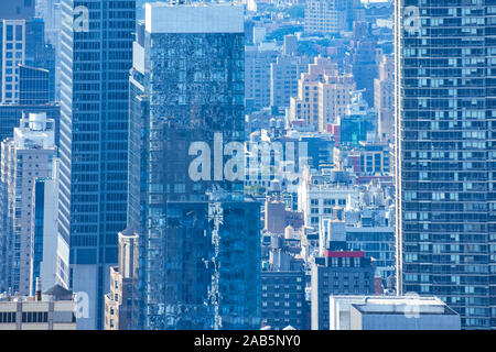 Visualizzazione compressa di edifici e inquinamento nebulosa. Concetto di città affollata e dell'inquinamento. New York, Stati Uniti d'America. Foto Stock