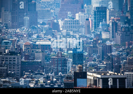 Visualizzazione compressa di edifici e inquinamento nebulosa. Concetto di città affollata e dell'inquinamento. New York, Stati Uniti d'America. Foto Stock